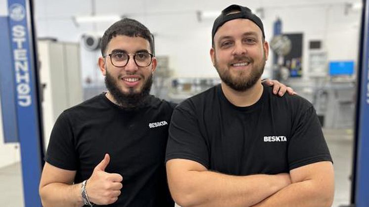 En student står tillsammans med en av Besiktas tekniker 