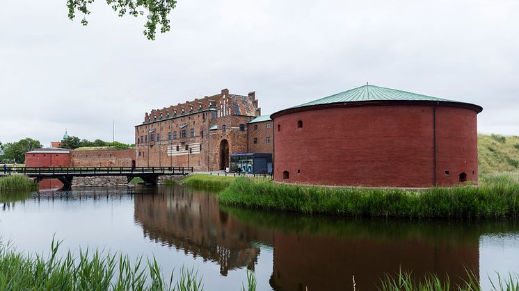 Malmöhus slott med vallgrav runt. 