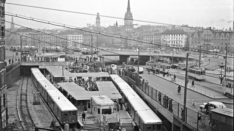 Slussen tunnelbanestation vid invigningen 1 oktober år 1950.
