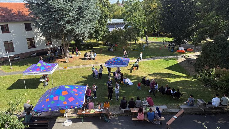 Das Sommerfest der Hephata-Akademie von oben: Die Feier zog viele ehemalige und aktuelle Lernende und Lehrende an.