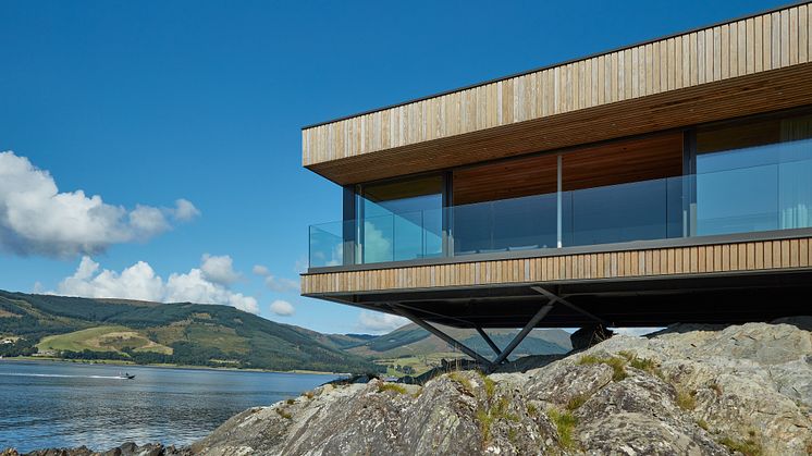 Rock Cove, ein modernes Wohnhaus an der schottischen Küste, schwebt auf Stahlstützen über den Klippen.