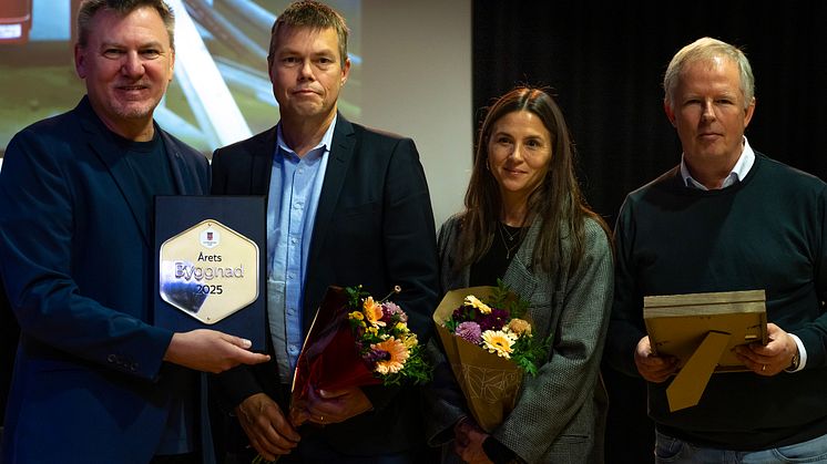 Prisutdelare och prismottagare när Skandia Fastigheters fastighet Koppartråden vann Årets Byggnad i Sundbyberg 2025.
