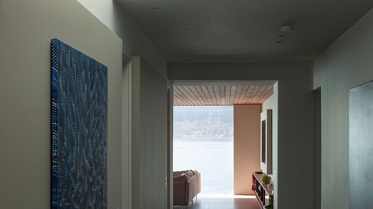 „Rock Cove, ein modernes Wohnhaus an der schottischen Küste, schwebt auf Stahlstützen über den Klippen.