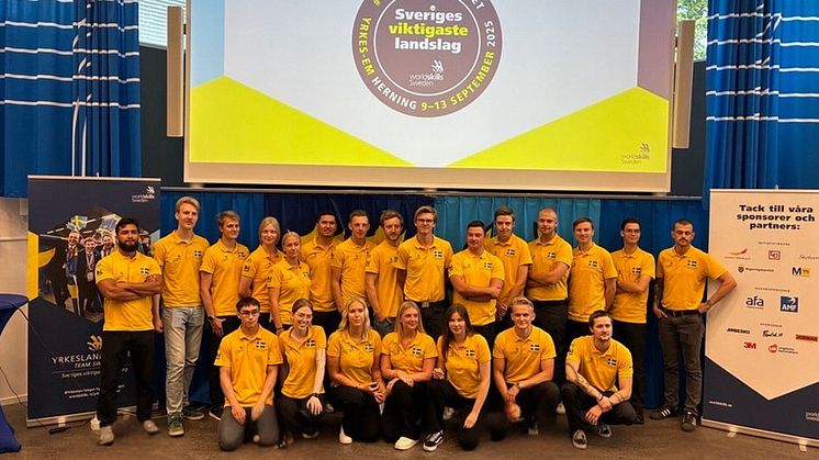 Gruppbild på yrkeslandslaget i sina gula tröjor och svenska flaggan på bröstet.