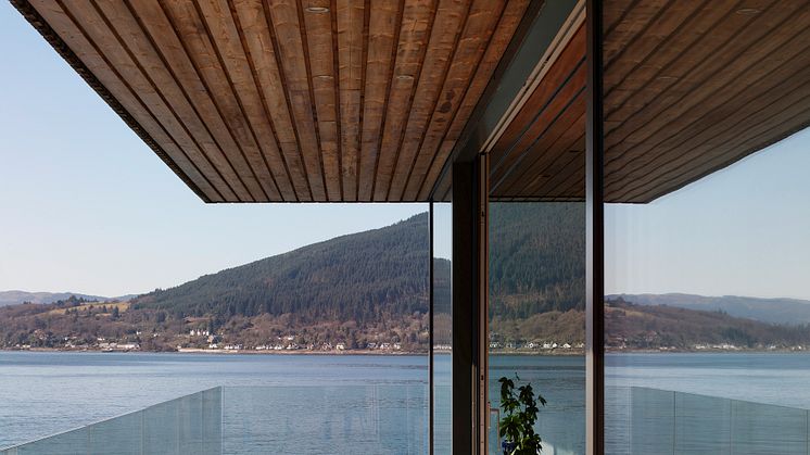 Rock Cove, ein modernes Wohnhaus an der schottischen Küste, schwebt auf Stahlstützen über den Klippen