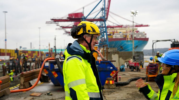 Jan Andersson, project leader for Skandia Gateway at The Port of Gothenburg interacting with a collegue. 