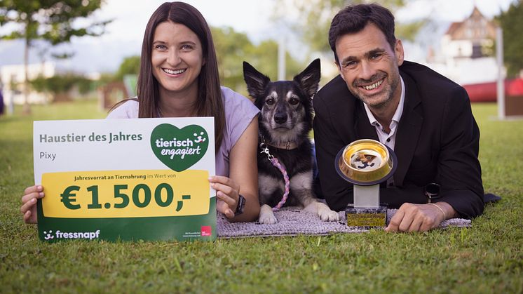 Pixy aus Vorarlberg ist das „Haustier des Jahres“ (v.l.n.r. Corina Kühne, Halterin von Pixy, Pixy und Jürgen Seiwaldstätter).