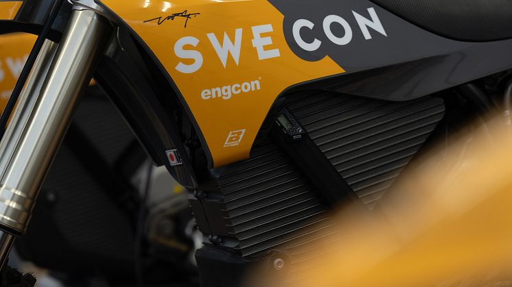Swecon och engcon är partner med Stark Future i Gotland Grand National 2025.