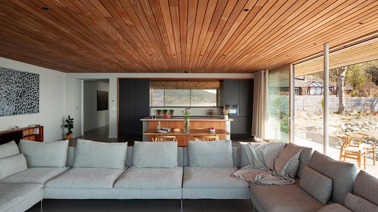„Rock Cove, ein modernes Wohnhaus an der schottischen Küste, schwebt auf Stahlstützen über den Klippen.