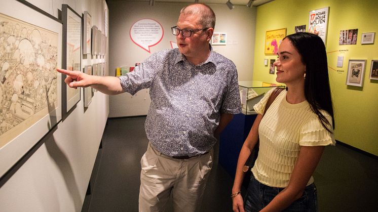 Michael Hebestreit erläutert einer Besucherin die Hintergründe der Ausstellung. 