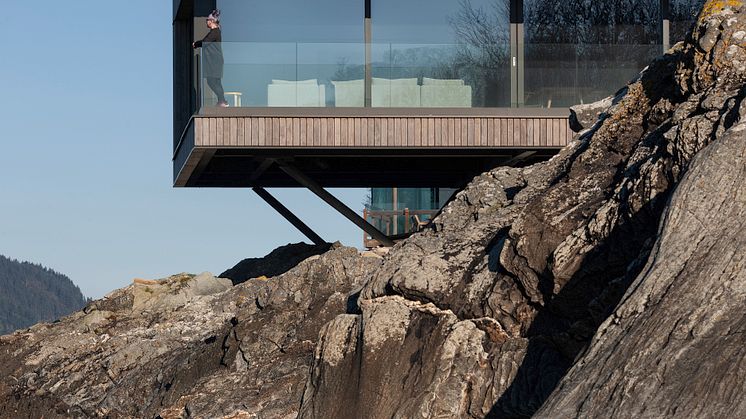 „Rock Cove, ein modernes Wohnhaus an der schottischen Küste, schwebt auf Stahlstützen über den Klippen.