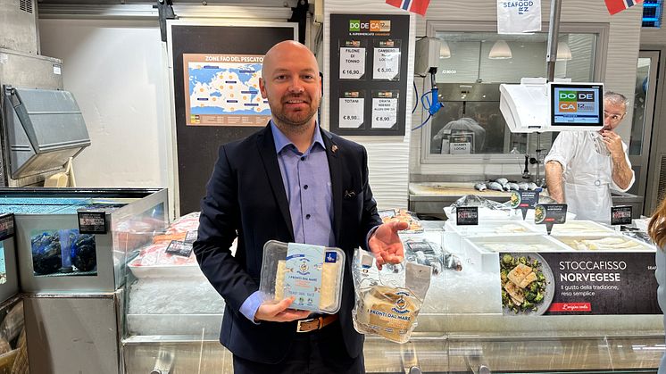 Sjømatutsending Tom Jørgen Gangsø viser frem norske fiskeprodukter på italiensk supermarked
