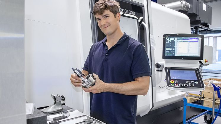 Focus on precise manufacturing: the turning centre shapes load cell components with ma-ximum accuracy.