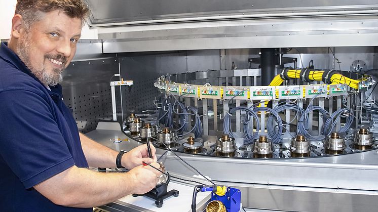 In the temperature control chamber of the dead load testing machine, a magazine enables 32 load cells.