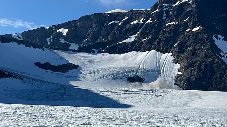 Storglaciären i förgrunden med den snötäckta sydtoppen till vänster i bakgrunden och nordtoppen till höger.