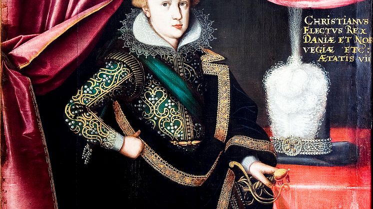 Äldre porträtt av Prins Christian i ståtlig kunglig dräkt med guldbroderier.