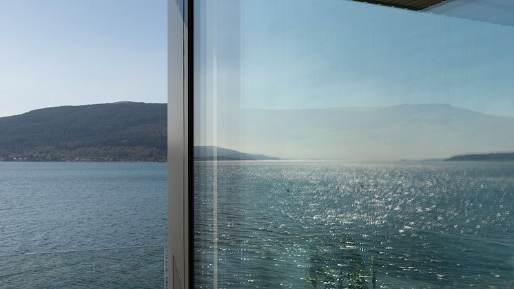 „Rock Cove, ein modernes Wohnhaus an der schottischen Küste, schwebt auf Stahlstützen über den Klippen.