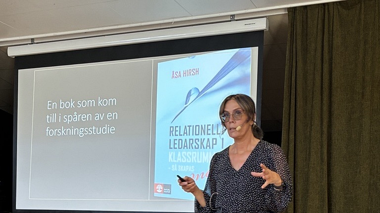 Bild på Åsa Hirsh framför publiken