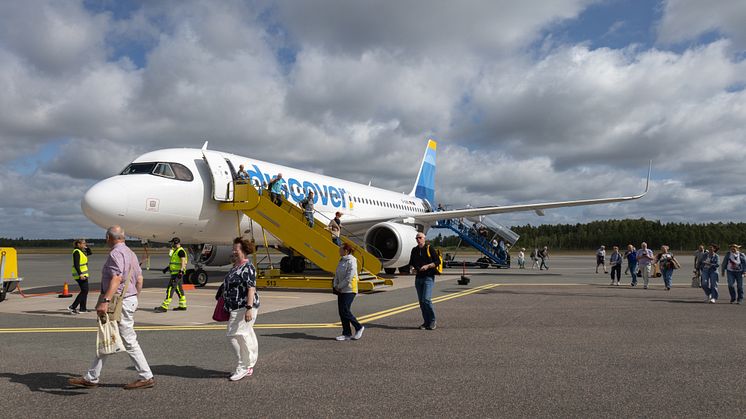 Resenärer som anländer från charterflyget på Jönköping Airport
