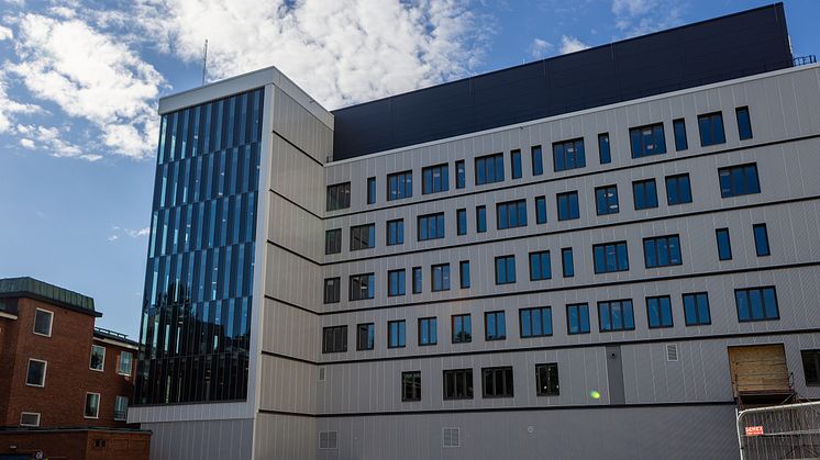 Exteriör av sjukhusbyggnad.