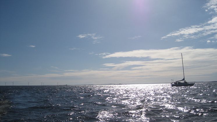 En segelbåt ute på Vänern en solig sommardag