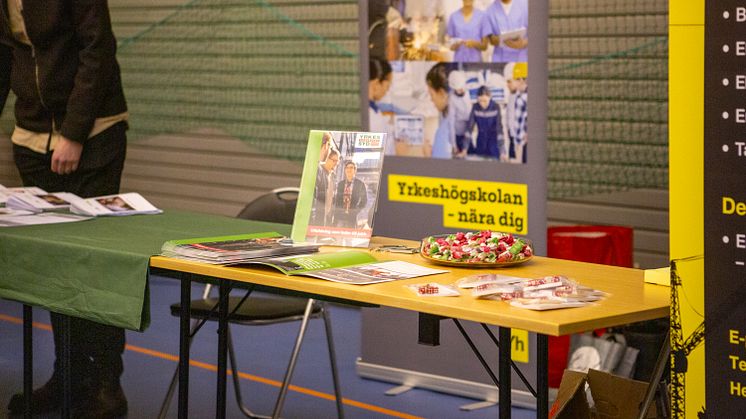 Foto av ett mässbord med broschyrer och give-aways.