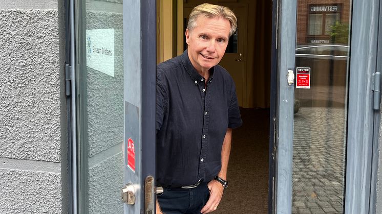 Anders Wallin, rektor på Elyseum distans, står i entrén till distansundervisningens lokaler.