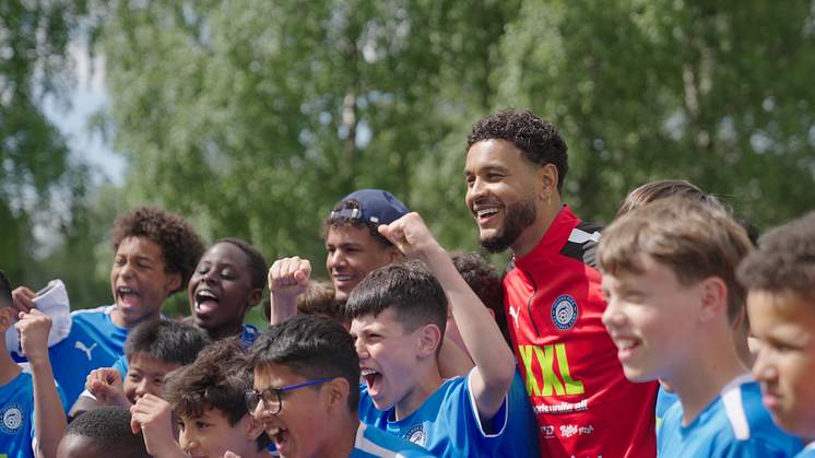 Norges største gratis fotballskole samler i morgen 525 barn på Rommensletta med Joshua King som hovedtrener.