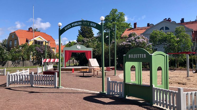 Bild från Tysta parken, Karlstad. På bilden ser man en scen, biljettlucka, sufflörlucka, popcornvagn och lyckohjul. 