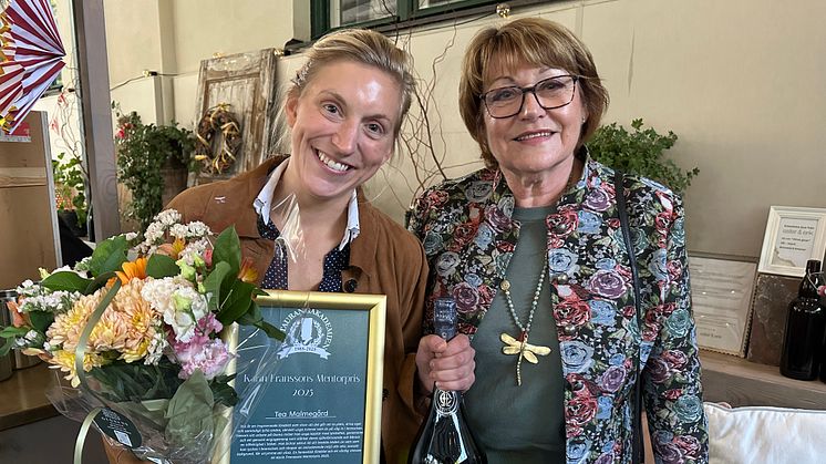 Dorotea Malmegård tillsammans med Karin Fransson under utdelningen av Karin Franssons Mentorpris 2025