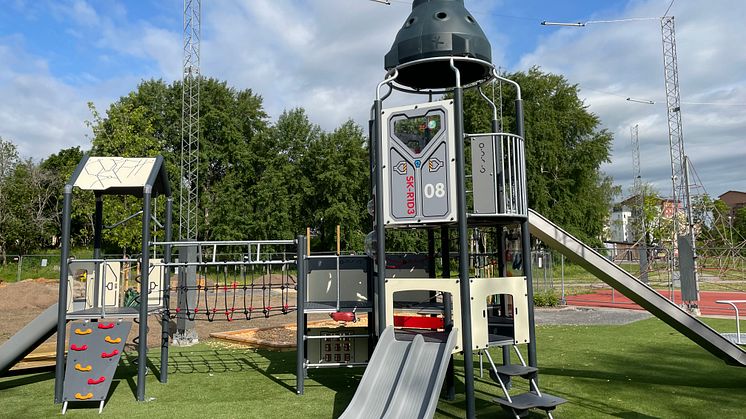 Lekställning som ett rymdskepp, med bland annat klätternät, rutschkanor och utkikstorn.
