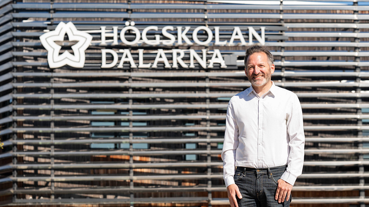 Michael Oppenheimer står framför Högskolan Dalarnas bibliotek i Falun, 