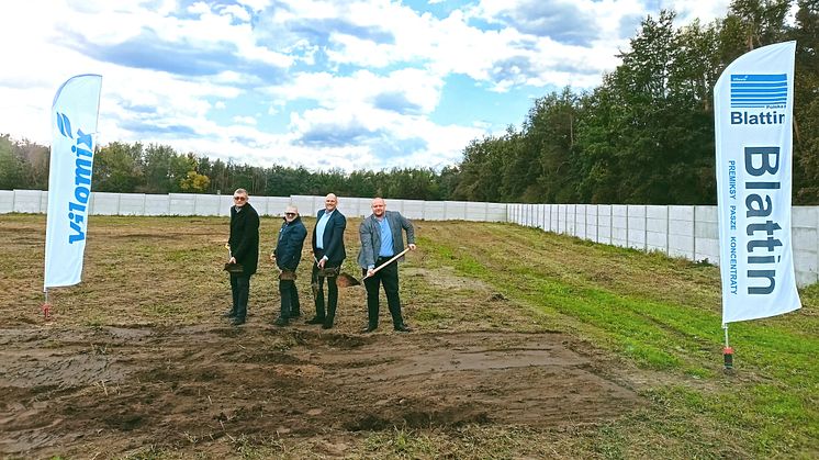 Ledelsen i Blattin Polska og Vilomix Grup står med spader ved en jordstykke, hvor de skal opføre en ny fabrik.