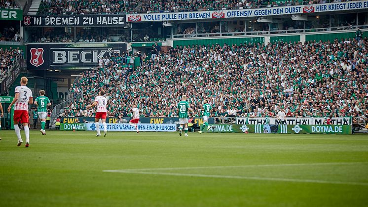Die DOYMA-Bandenwerbung ziert den Spielfeldrand im Weserstadion in Bremen.