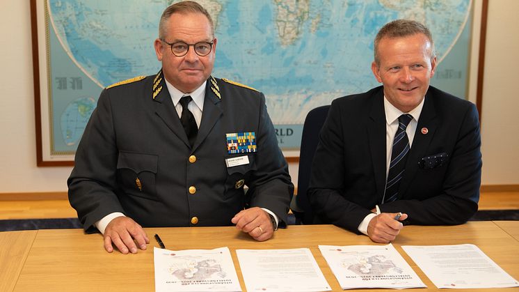 Överbefälhavare Michael Claesson och generaldirektör Mikael Frisell.