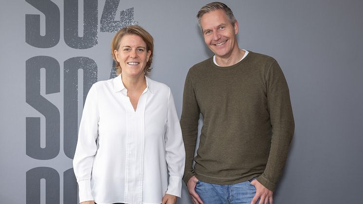 Christina Rühl-Hamers, Mitglied des Vorstands, und Axel Hefer, Vorsitzender des Aufsichtsrats, bei der Vertragsverlängerung