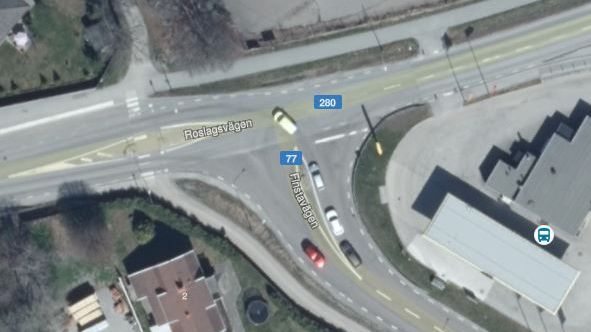 Korsningen väg 77 och väg 280 som förhoppningsvis får en efterlängtad rondell inom några år.