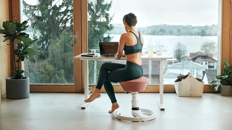 Schreibtisch im Home-Office, federgelagerter Aktiv-Hocker mit bewegungsfördernder Aeris 3D-Technologie