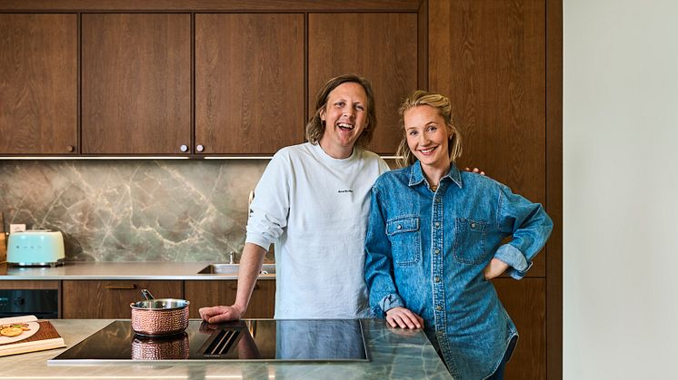 Kök med ljusbruna ekfronter i modellen Wood – ett varmt, taktilt och tidlöst uttryck hos Mads Bones och Ida Göransson.