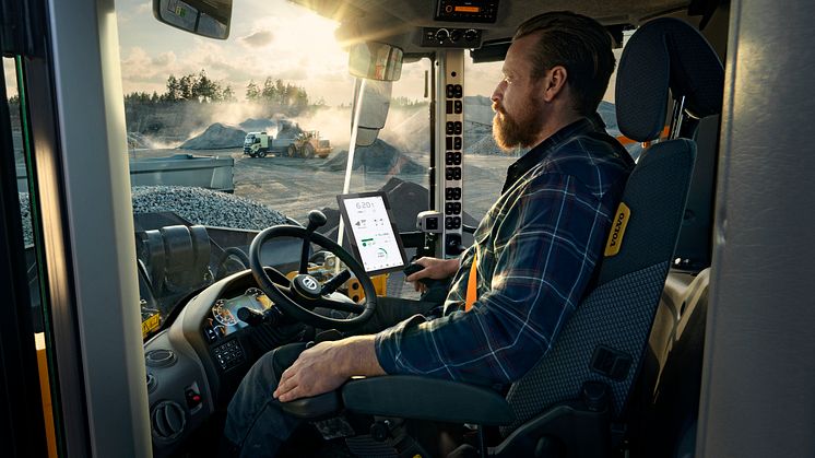 Från hyttens Co-Pilot display kan arbetet effektiviseras med appen Load Ticket - digitala lastkvitton för Volvo hjullastare