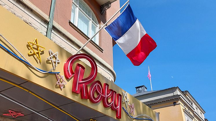 Bio Roxys entré med franska flagga som svajar inför fransk filmfestival