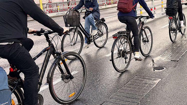 Flera cyklister möts på väg