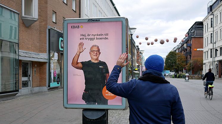 Bild på en utomhuskampanj med budskapet: Ett tryggt boende börjar alltid med ett hej!