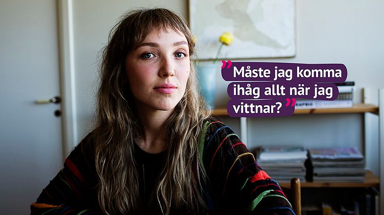 En kvinna sitter och tänker: Måste jag komma ihåg allt när jag vittnar?