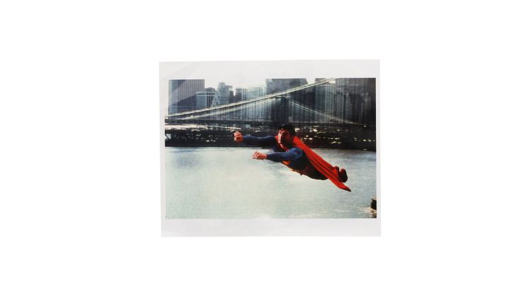 Det ikoniske Superman-kostume fra 1978, brugt af Christopher Reeve, sælges på auktion hos Bruun Rasmussen den 11. august.