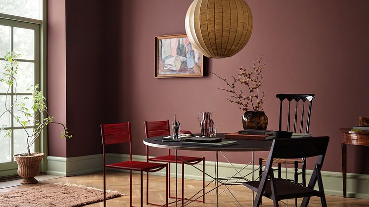 Jotun 2951 Sophisticated Red er en ekte klassiker som bringer med seg eleganse og et anstrøk nostalgi til rommet. 