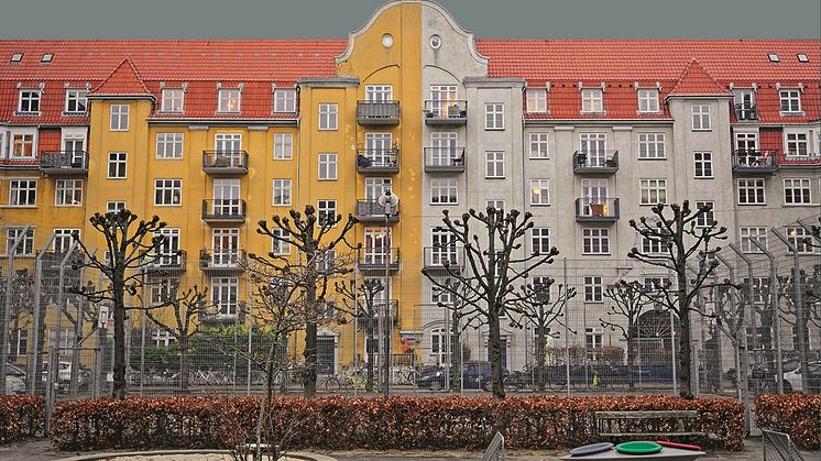 Wohngebäude mit farbigen Fassaden – Symbolbild für energetische Sanierung im Bestand.