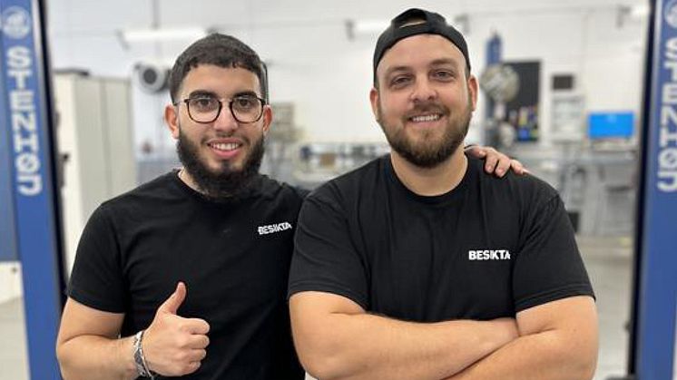 En student står tillsammans med en av Besiktas tekniker 
