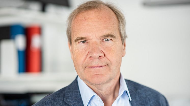 Anders Lago, förbundsordförande för Riksförbundet FUB, tittar rakt in i kameran och har en blå kavaj på sig.