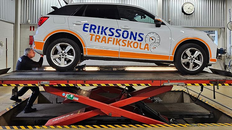 En av Erikssons Trafikskolas bilar som blir besiktat.